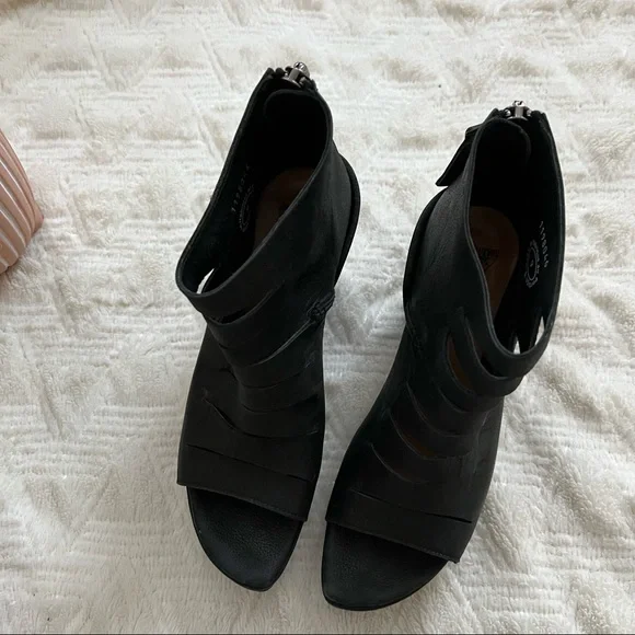 John Fluevog prepare Axe Black Leather Slit Open-Toe Platform Sandals size 9 - Picture 13 of 14